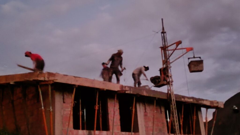 Autoconstrucción en Urubamba